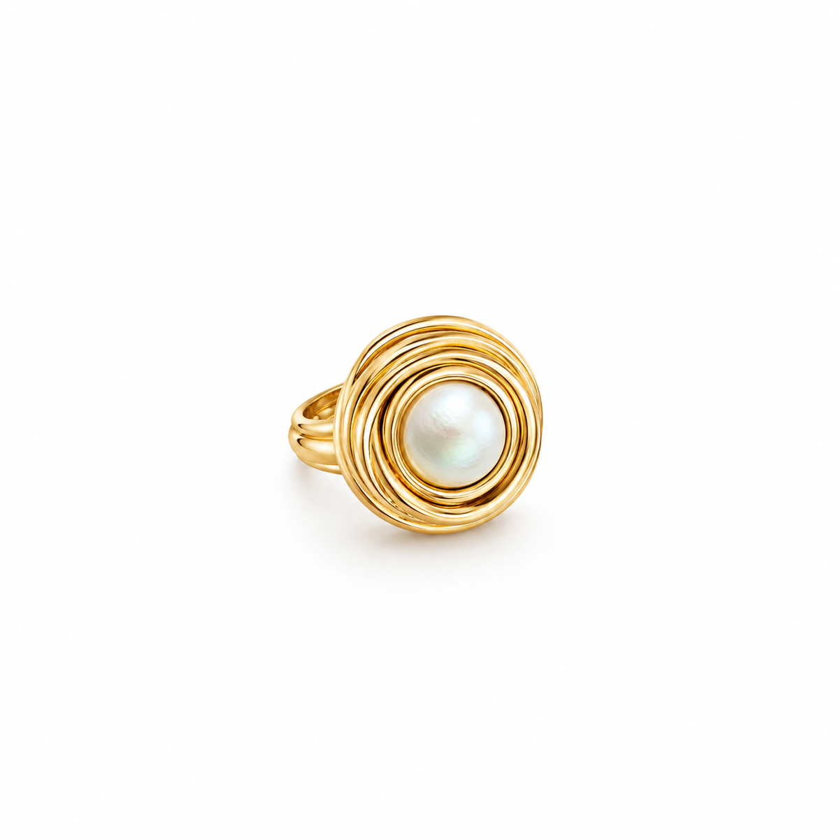 Gold ring with pearl centerpiece