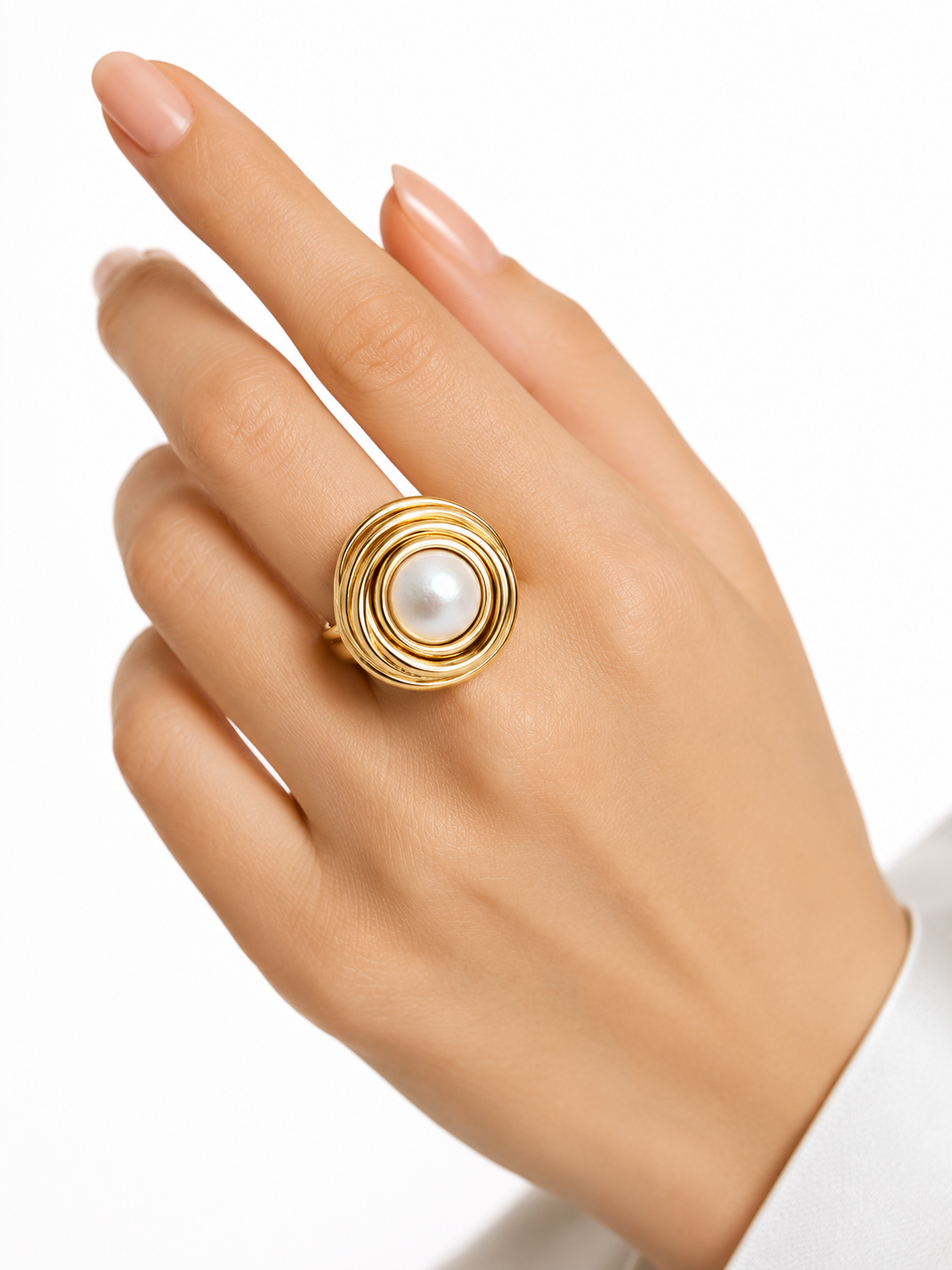 Gold ring with pearl centerpiece
